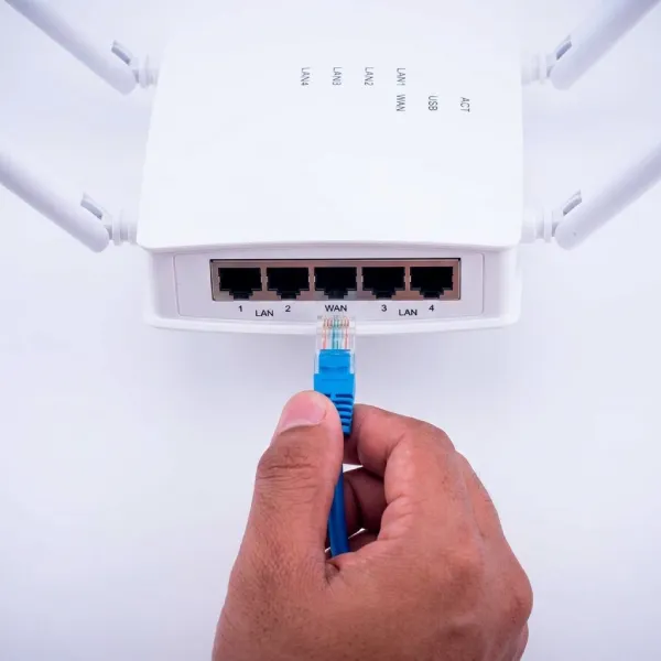 Técnico configurando router y red WiFi para mejorar la cobertura de internet en Rionegro.